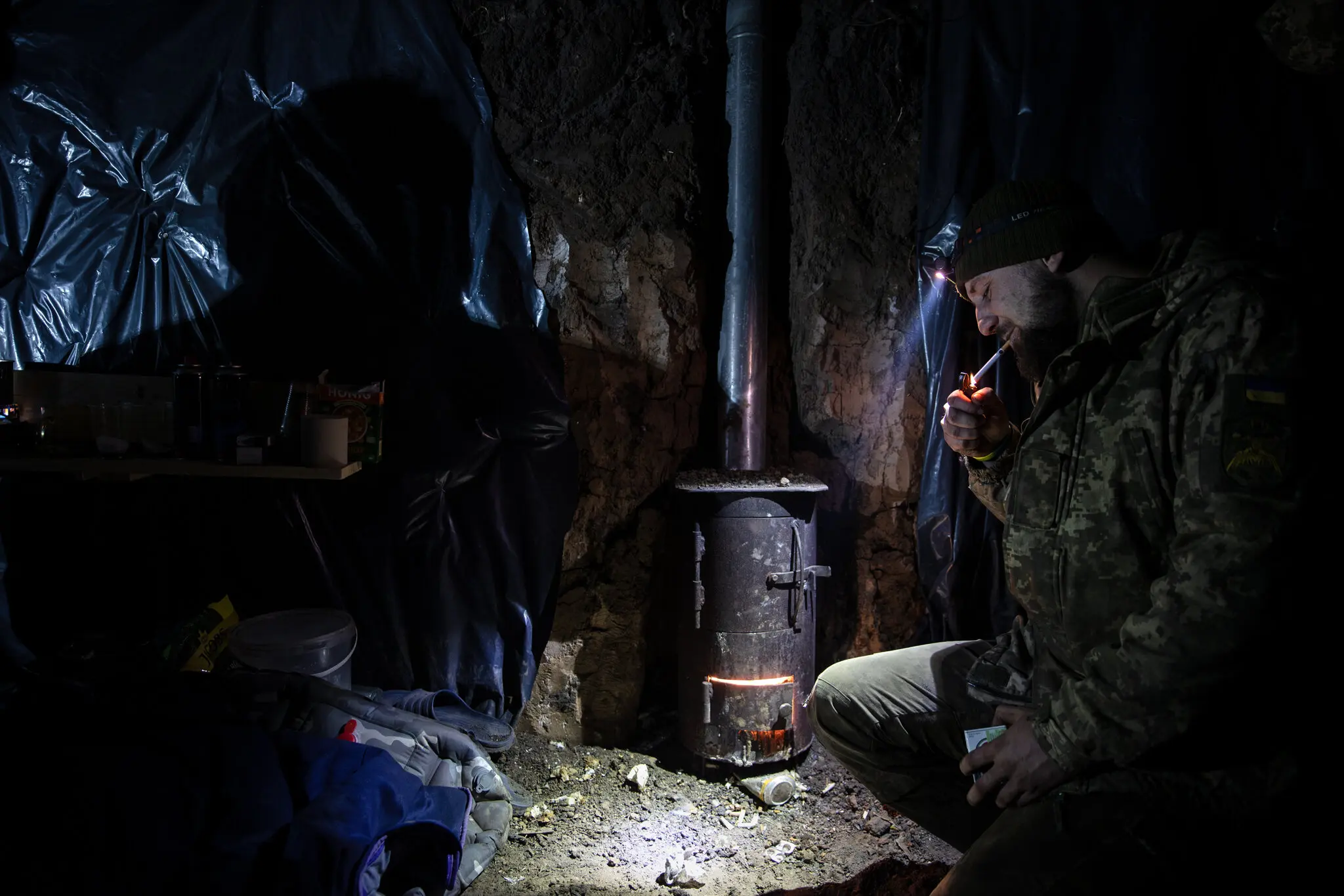 Український військовий з 57-м у бункері, де живуть на лісистій позиції на лінії фронту Куп'янськ